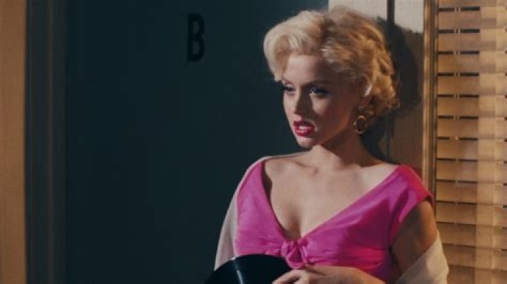 In ‘BLONDE,’ Ana de Armas looks just like Marilyn Monroe.
